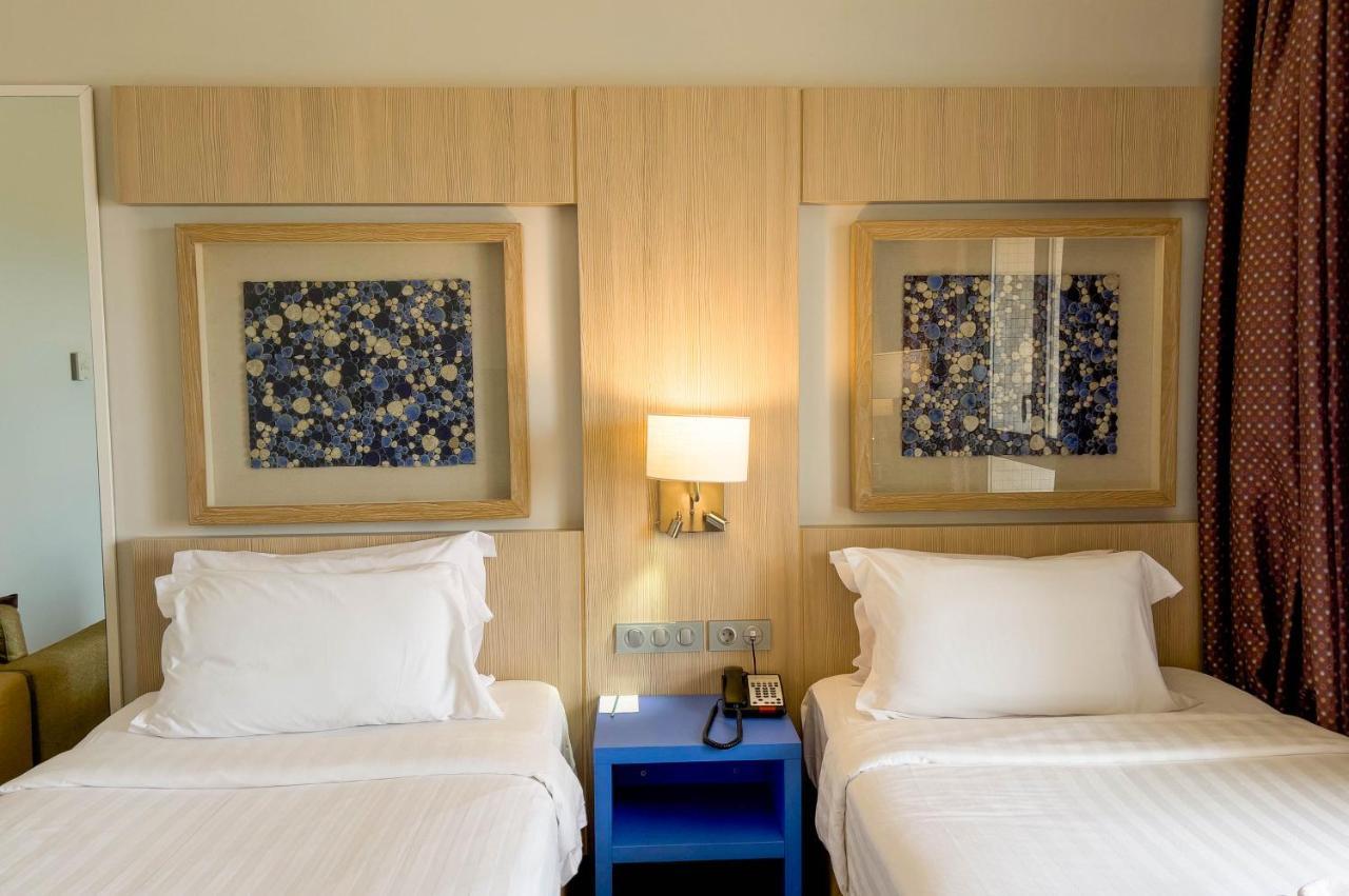 Golden Tulip Le Diplomate Hotel Котону Екстериор снимка