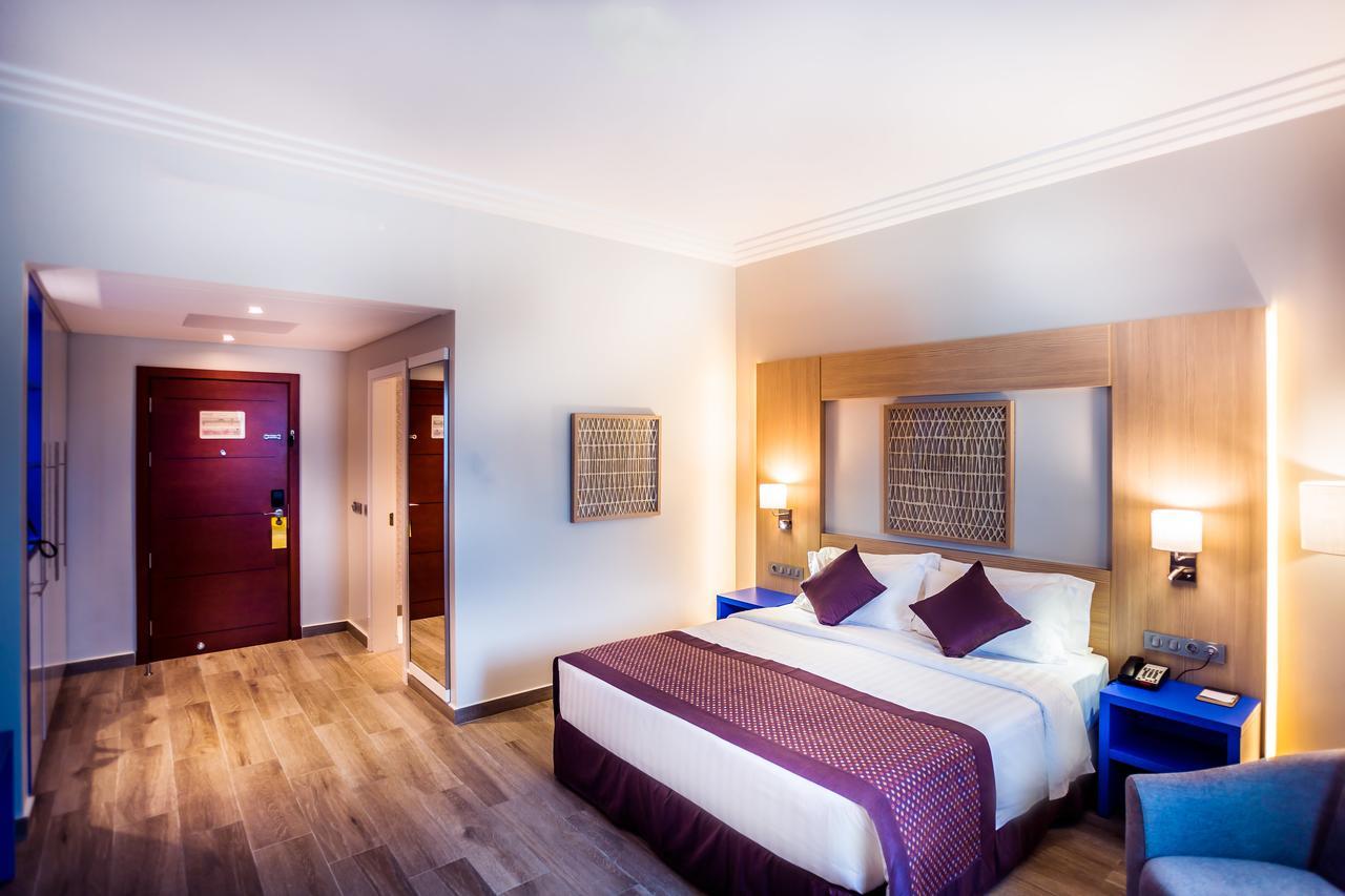 Golden Tulip Le Diplomate Hotel Котону Екстериор снимка